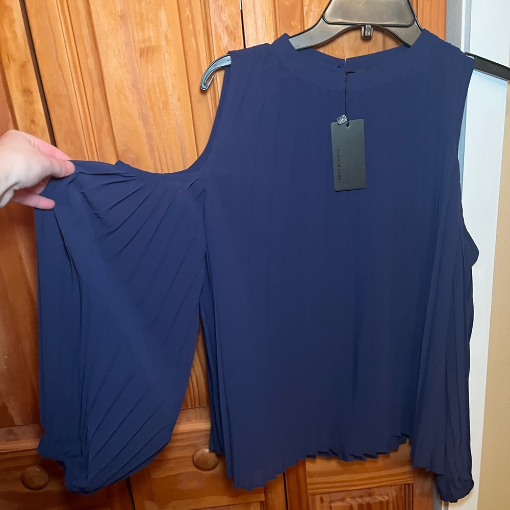 Blaque Label Navy Pleated Women's Cold Shoulder Blouse NWT M
